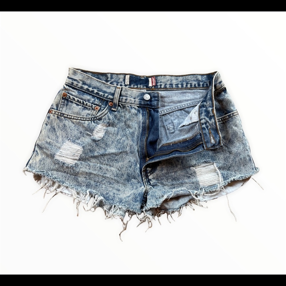 High waisted acid wash Levi’s denim jeans shorts.